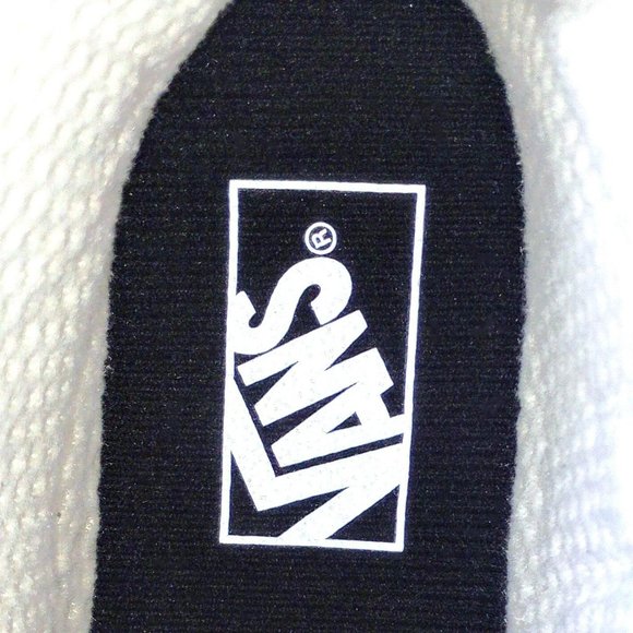 Vans HP 🎃😈// NWT Mid Snow MTE Boot in Marshmallow/Burgundy - Picture 10 of 15